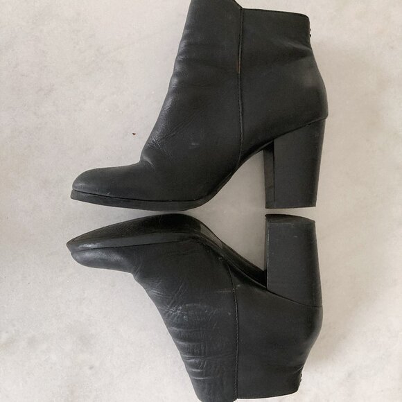 Aldo black leather ankle boot, gold zippers, chunky heel ankle boots / booties - Picture 5 of 8